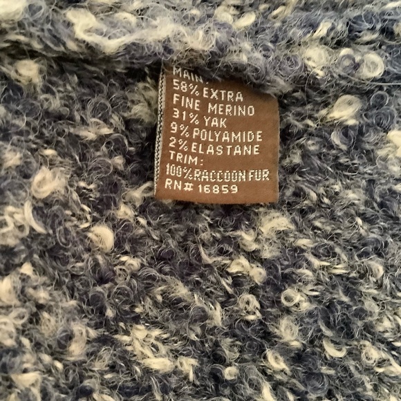 J. McLaughlin Blue & White Boucle Wool Button Cape with Dyed Raccoon Fur Collar - Picture 6 of 6